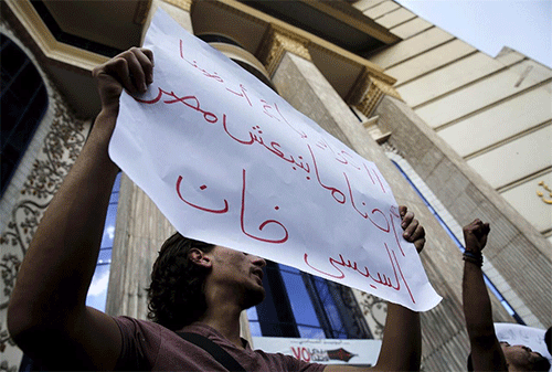 una pancarta acusa a Al Sisi de traición
