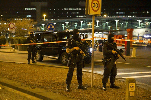 Policías militares patrullan por la explanada delante del aeropuerto