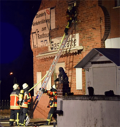 bomberos apagan el incendio en el edificio en Bingen