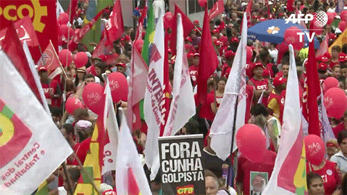 Miles de manifestantes muestran su apoyo a la presidenta de Brasil