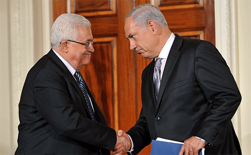 apretón de manos entre Abbas y Netanyahu