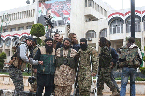 El terrorista saudí Abdula Mohaisni entre sus seguidores en Idlib