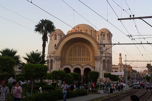 la Iglesia de la Virgen María en El Cairo Un terrorista intenta degollar a un guardia de una iglesia en Egipto