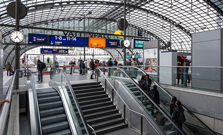 Una estación de tren en Berlin Desconocidos prenden fuego a un hombre sin hogar en Berlin