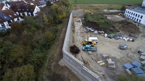 La valla de piedras y alambres busca evitar ruido y contacto con el albergue Un muro de cuatro metros de altura separa a los vecinos de los refugiados en Munich