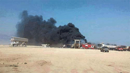 humo negro sube de la instalación petrolera bombardeada