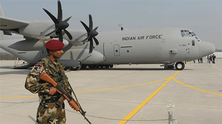 Terroristas atacan base aérea india Terroristas atacan base aérea india cerca de Pakistán