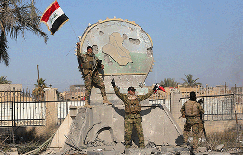 soldados iraquíes celebran la liberación de Ramadi