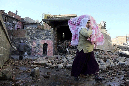 civiles huyen de los combates en el sureste de Turquía Turquía somete a los kurdos a un castigo colectivo