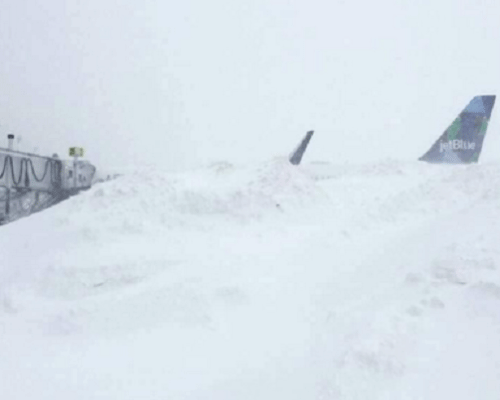Un avión casi completamente cubierto por la nieve