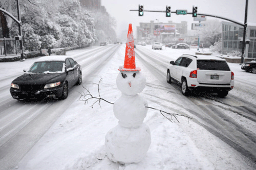 Un muñeco de nieve dirige el tráfico