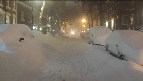 Calles cubiertas de nieve por la noche en Nueva York