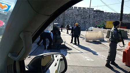 la chica palestina reducida en el suelo en el momento de su arresto