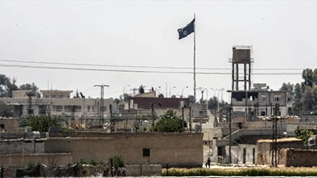 una bandera de Daesh en una localidad siria, la foto fue tomada desde el lado turco Rusia acusa a Turquía de entregar suministros a Daesh