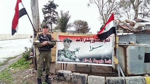 soldado ruso ante un retrato del presidente sirio Putin elogia la actuación de los militares rusos en Siria