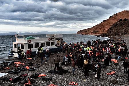 miles de migrantes llegan a Grecia cruzando el mar Egeo