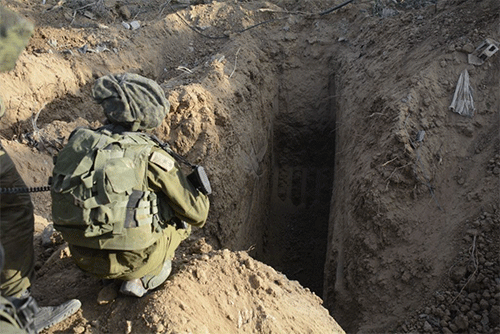 Entrada de un túnel descubierto por los soldados israelíes La ocupación sionista espía los túneles de Hamas