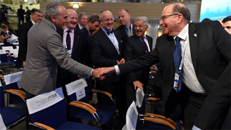 apretón de mano caluroso entre Moshe Yaalon y Turki al Faisal Arabia Saudí y la entidad sionista están más cercanos que nunca