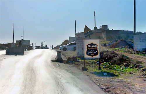 entrada de Qalat al Madiq Un convoy de ayuda alcanza una zona de difícil acceso en el centro de Siria