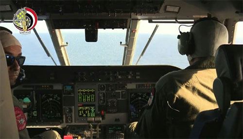 El avión de Egypt Air se desintegró en pleno vuelo El avión de Egypt Air se desintegró en pleno vuelo, según The New York Times