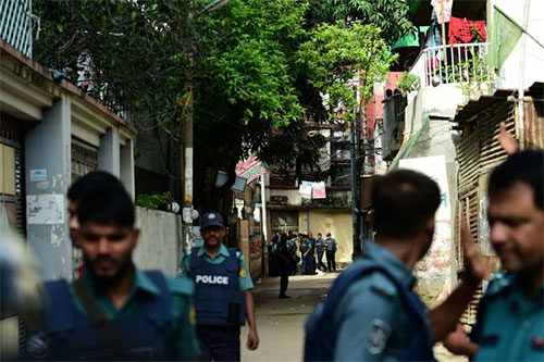 miembros de la policía en Daca Uno de los terroristas abatidos en Bangladesh era estadounidense