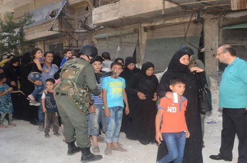 familias salen del sector asediado de Alepo Decenas de familias salen del sector asediado de Alepo, en Siria