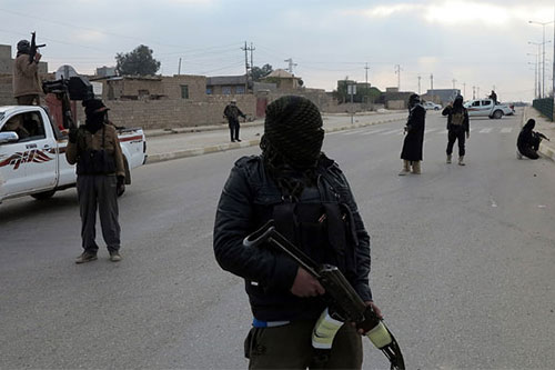 Los terroristas detienen a las familias que huyen de áreas bajo su control Daesh quema vivos a tres miembros de una familia, entre ellos una niña