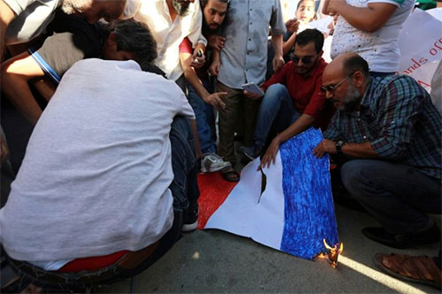 Manifestantes libios en una protesta contra la intervención francesa en el país Protestas en Libia contra la presencia militar francesa