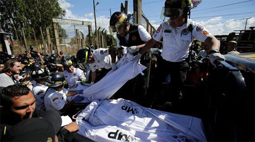 Trece presos muertos en un motín en una prisión de Guatemala Trece presos muertos en un sangriento motín en una prisión de Guatemala