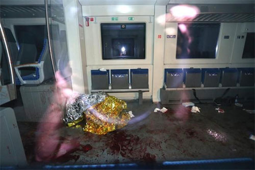 sangre en uno de los vagones del tren Hallan el dibujo de una bandera de Daesh en la habitación del agresor