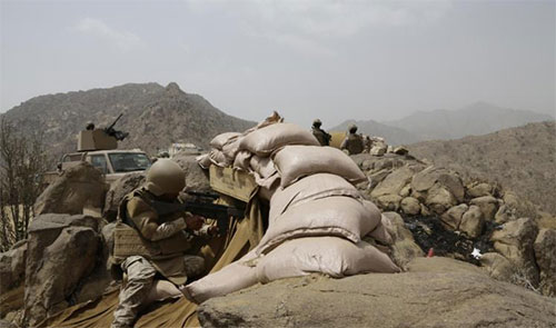 militares saudíes en la frontera con Yemen El movimiento huthí dispara un misil balístico contra un cuartel militar saudí