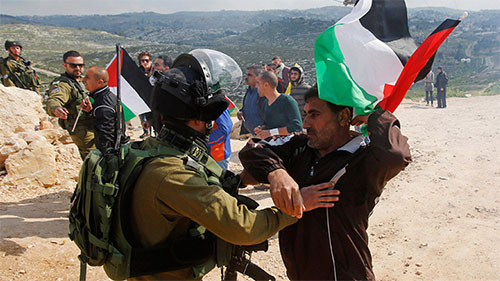 soldados israelíes detienen una protesta palestina contra nuevos asentamientos hebreos en Cisjordania La creación de un estado palestino no es un “imperativo” para EEUU