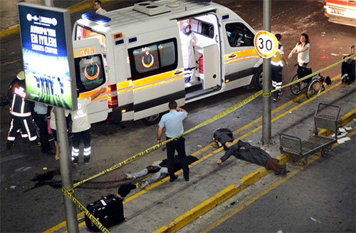 Un atentado suicida en el aeropuerto de Estambul Un atentado suicida deja 36 muertos en el aeropuerto de Estambul