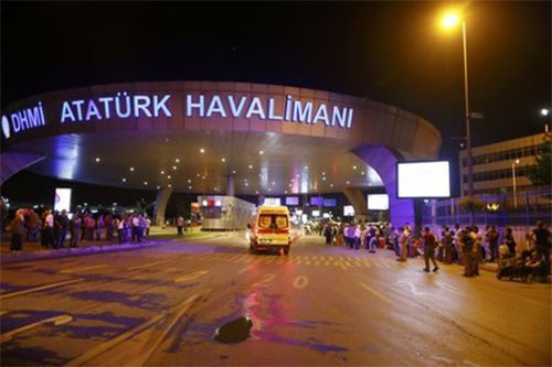 Un atentado suicida en el aeropuerto de Estambul Un atentado suicida deja 36 muertos en el aeropuerto de Estambul