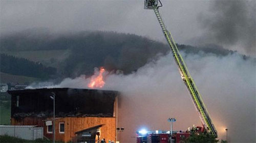 Un incendio destruye un centro para refugiados en Austria Un incendio destruye un centro para refugiados en Austria