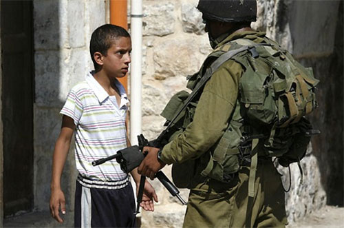 un menor palestino se enfrenta a un soldado israelí Un rabino insta a los colonos a envenenar el agua de Cisjordania
