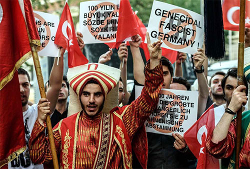 manifestantes turcos en Estambul Reconocer el genocidio armenio irrita a Turquía
