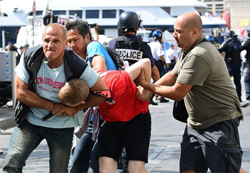 Policías franceses detienen a un aficionado inglés durante disturbios Francia ha efectuado 323 detenciones en lo que va de Eurocopa
