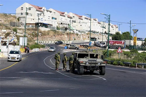 Soldados israelíes vigilan la entrada de la colonia de Kiriat Arbá Apuñalamiento y disparos en la colonia de Kiriat Arbá
