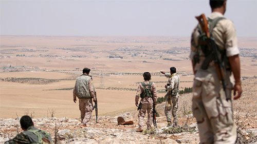 miembros de las Fuerzas de Siria Democrática Fuerzas kurdas cortan en Siria principal ruta de Daesh hacia Turquía