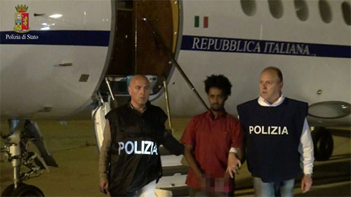Dos policías escoltan a Medhanie Yehdego Mered Un importante “mercader de la muerte” es extraditado a Italia