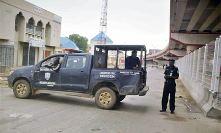 agentes de la policía nigeriana Nigeria libera más de 5.000 personas secuestradas por Boko Haram