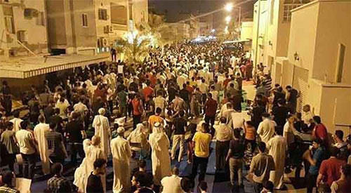 concentración de manifestantes desafiando el cerco policial a Duraz Continúan las protestas en apoyo del principal jeque de Bahréin