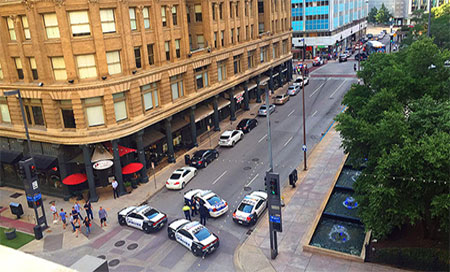 el centro de la ciudada de Dallas Evacúan un rascacielos de Dallas por alerta de bomba