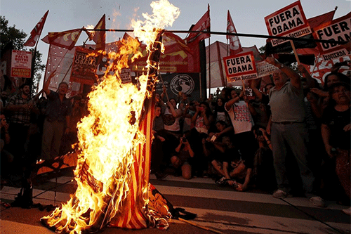 Manifestantes queman banderas de EEUU en Buenos Aires