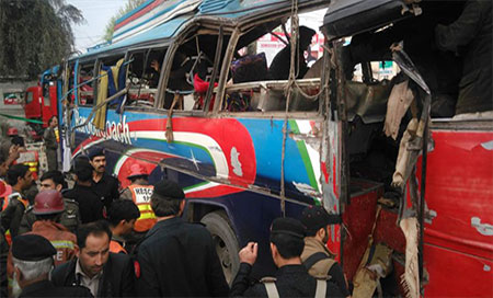Autobús que ha sufrido un atentado con bomba en Peshawar El terrorismo golpea otra vez en Paquistán