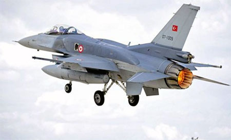 un avión de combate de Turquía Cazas de Turquía cometen una masacre en el norte de Irak