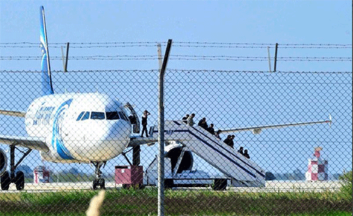 Concluye secuestro del avión de Egypt Air con la entrega del secuestrador