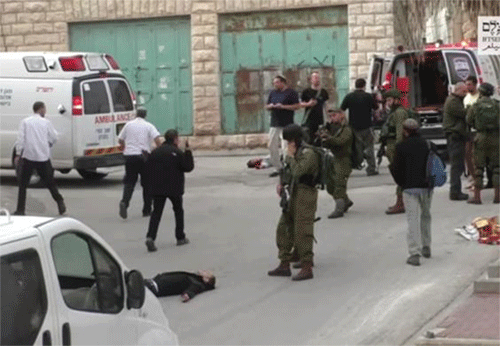 el momento en que el soldado israelí se dispone a disparar contra el palestino herido