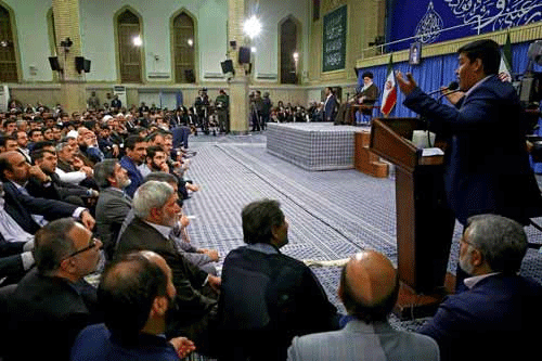 Imam Jamenei en una ceremonia religiosa